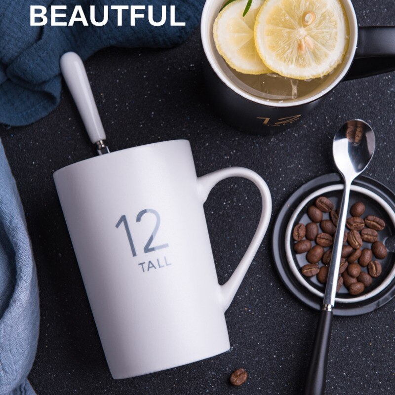 420/580ml keramiska muggar bokstavsnummer mönster muggar med sked lock svart och guld mjölk kaffekopp drinkware