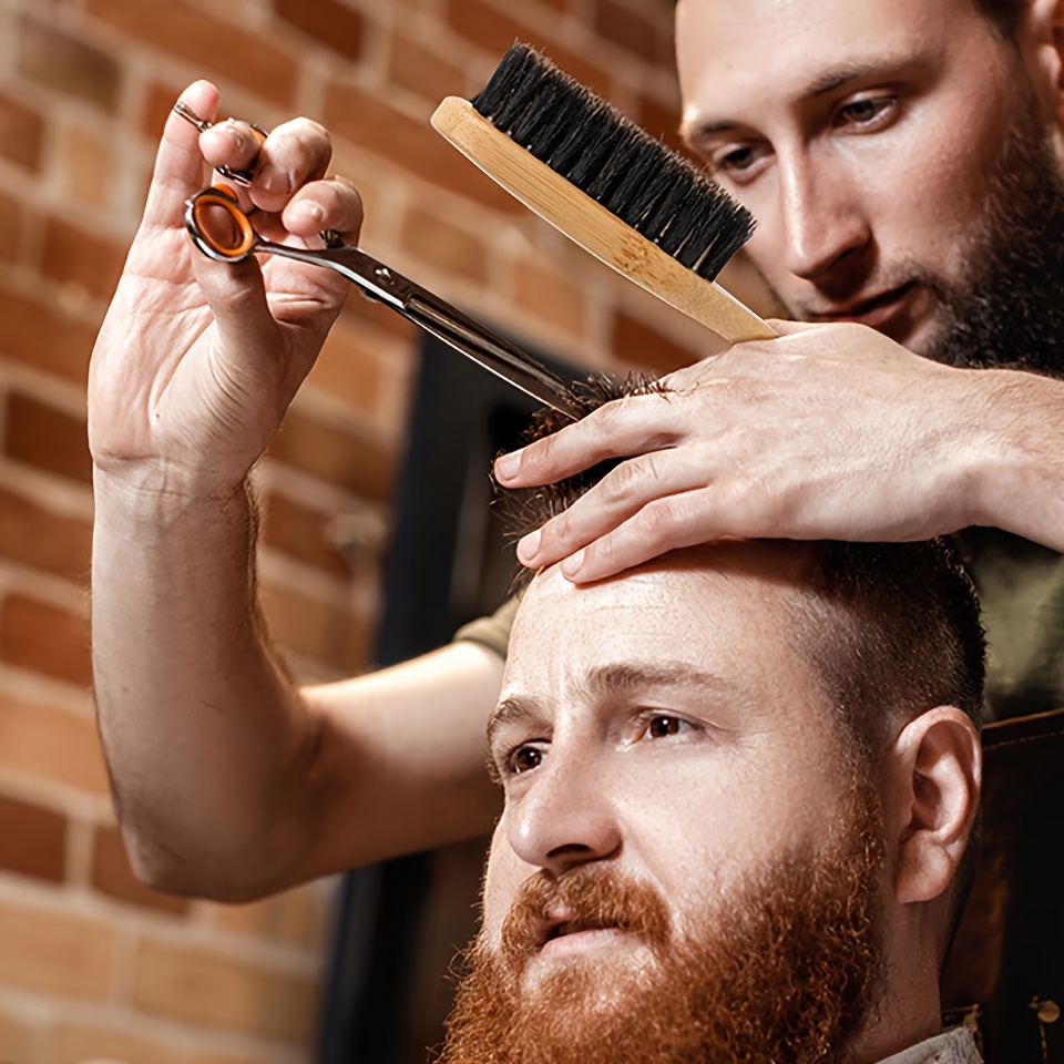 Baardborstel met natuurlijke varkenshaar voor mannen Bamboe handvat Ergonomische stijlen Reinigt haar Controles Kroezen Gladde vliegen van het haar