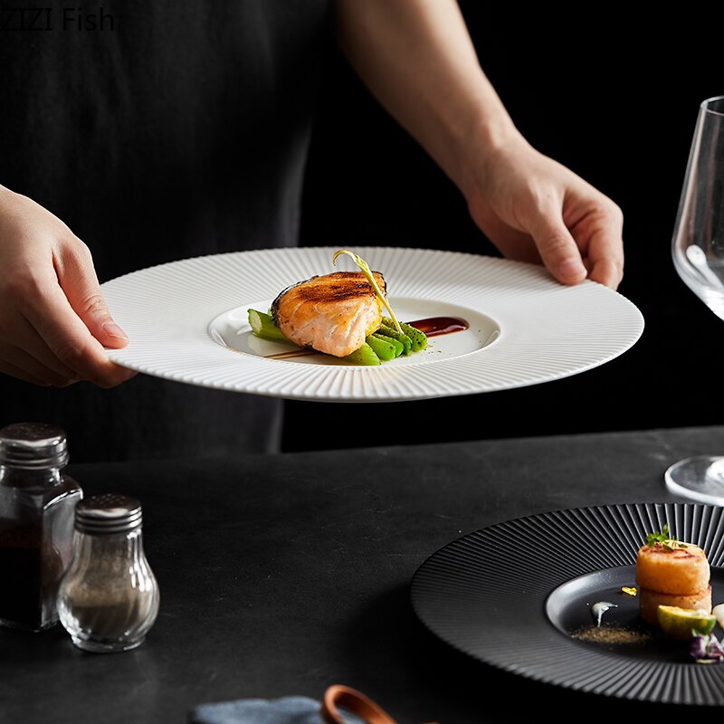 Minimalism keramisk huvudrätt restaurang västerländsk mat biff tallrik fransk pastatallrik kök porslin middagsservis