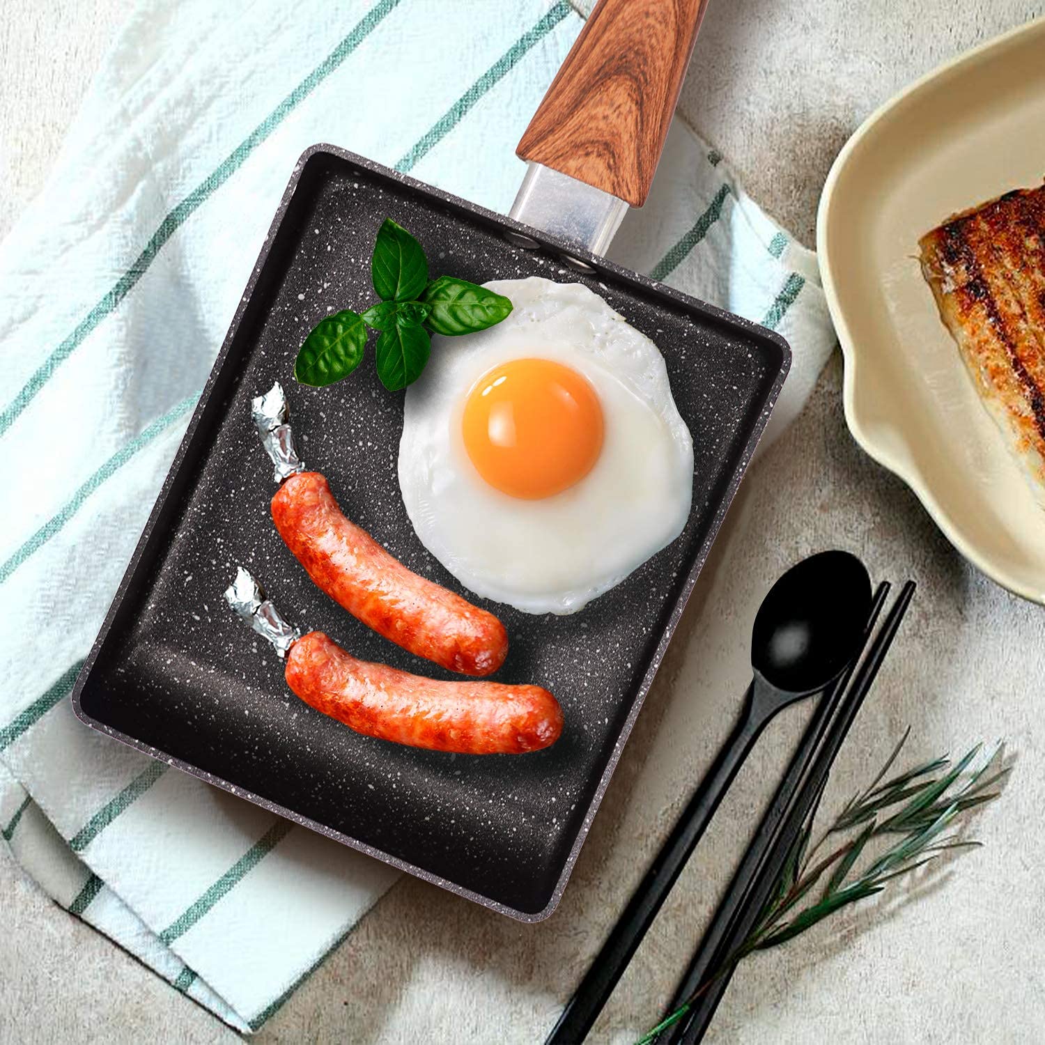 Poêle à Œufs Rectangulaire et Antiadhésive pour Omelette Japonaise, avec Poignée Anti-brûlure, pour Tamagoyaki, Compatible avec la Cuisinière et la Plaque de Cuisson à Induction
