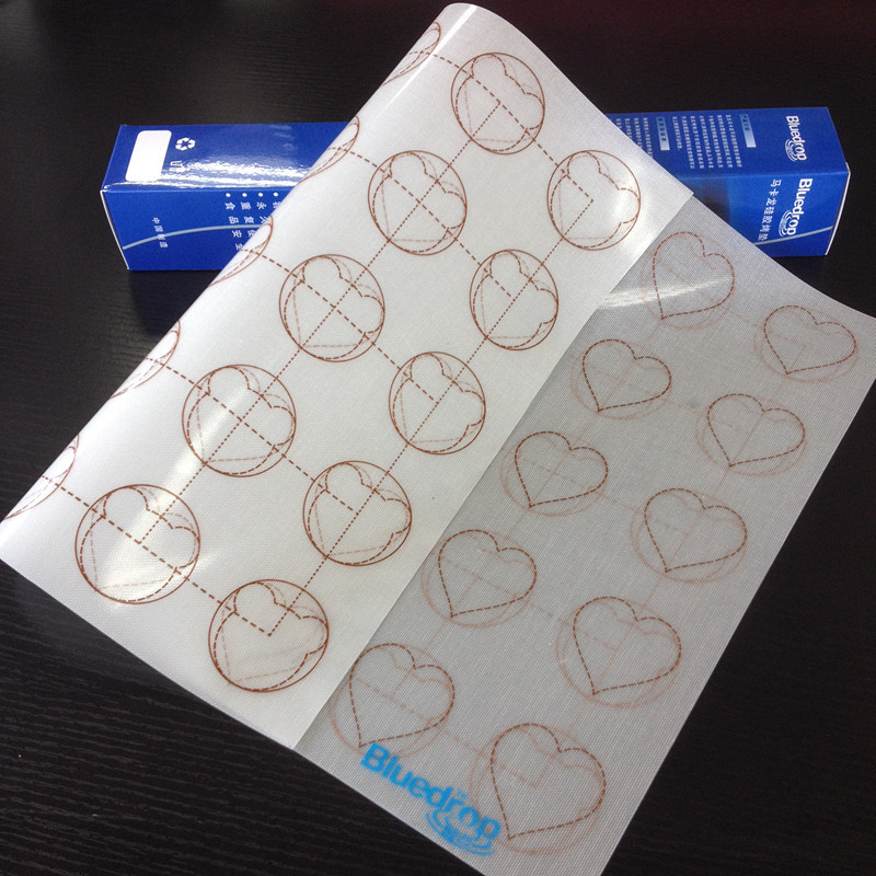 28*39cm or 11 "x 15.35" Non-Stick Silicone Cooking Mat Macaron Tool Biscuits With Bear Heart Round Drawing Lining