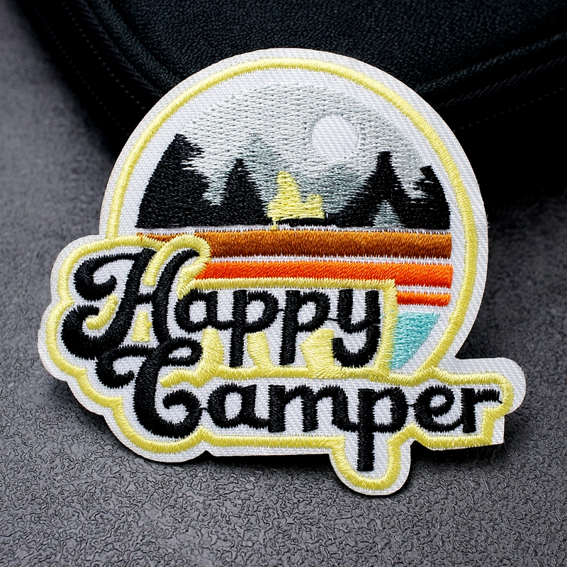 Happy Camper Size:8.2X7.3Cm Doek Patch Geborduurde Applique Naaien Kleding Kleding Accessoires Badges Wit