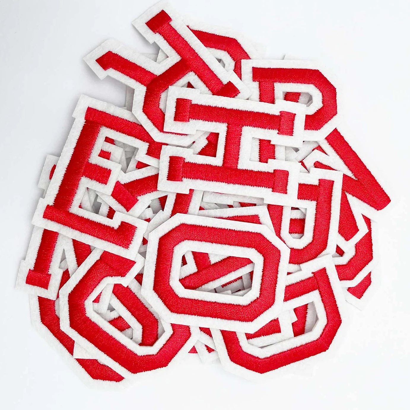 52-delige A-Z opstrijkbare alfabetletterpatches - zelfklevende decoratieve achterkant en reparatiepatches voor kleding: Rood