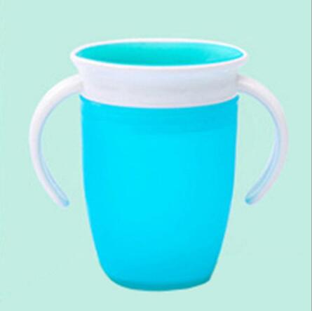 240ml vandkop 360 graders frit roterende baby læring drikke kopper med dobbelt håndtag flip lækagesikker spædbarn vand kopper flaske: Blå