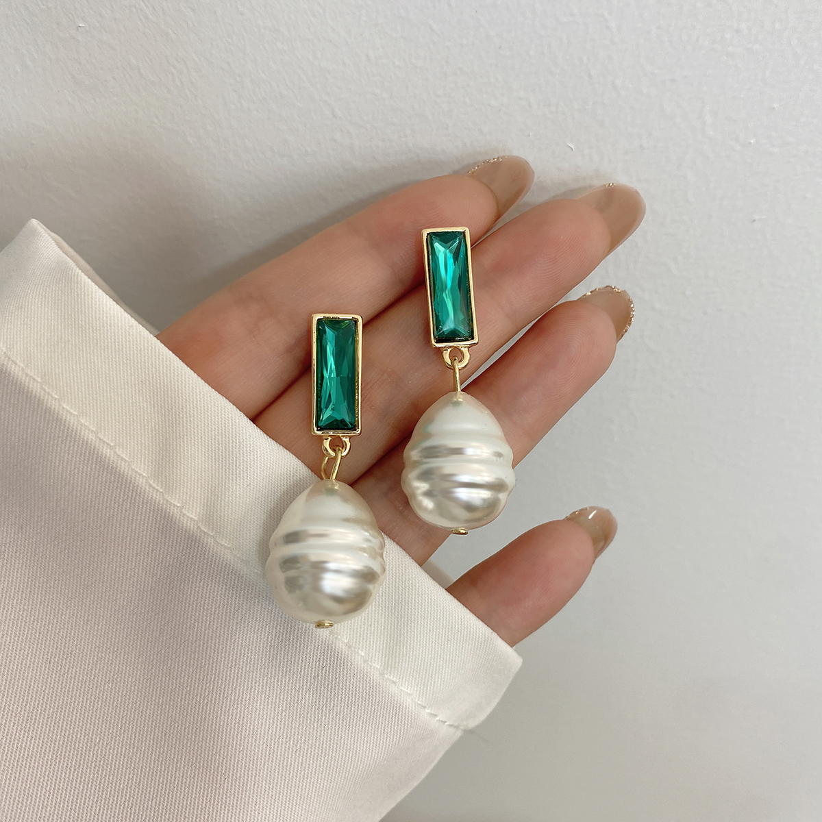 ANEOSA-pendientes colgantes de perlas para mujer, aretes geométricos verdes con diamantes de imitación, hechos a mano, colgantes de perlas de agua dulce
