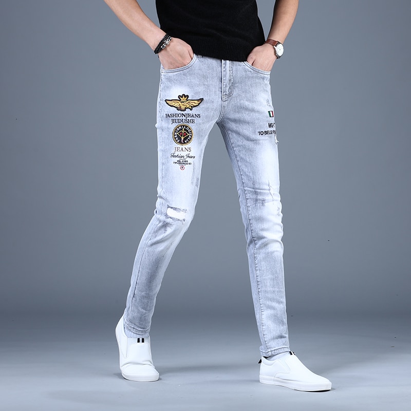 Sommer mænd broderi flået jeans mand slim fit stretch blyant bukser streetwear jean brev badge denim bukser