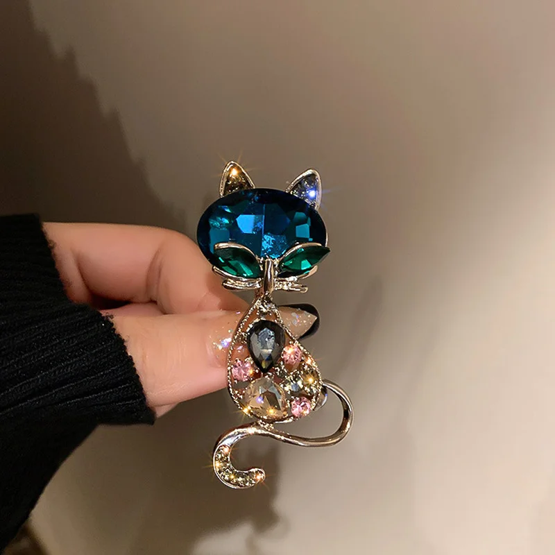 2024 koreanische Strass Katze Anhänger Broschen Für Frauen Gold Farbe Legierung Ebene Stifte Kristall Korsage Alltags Zubehör