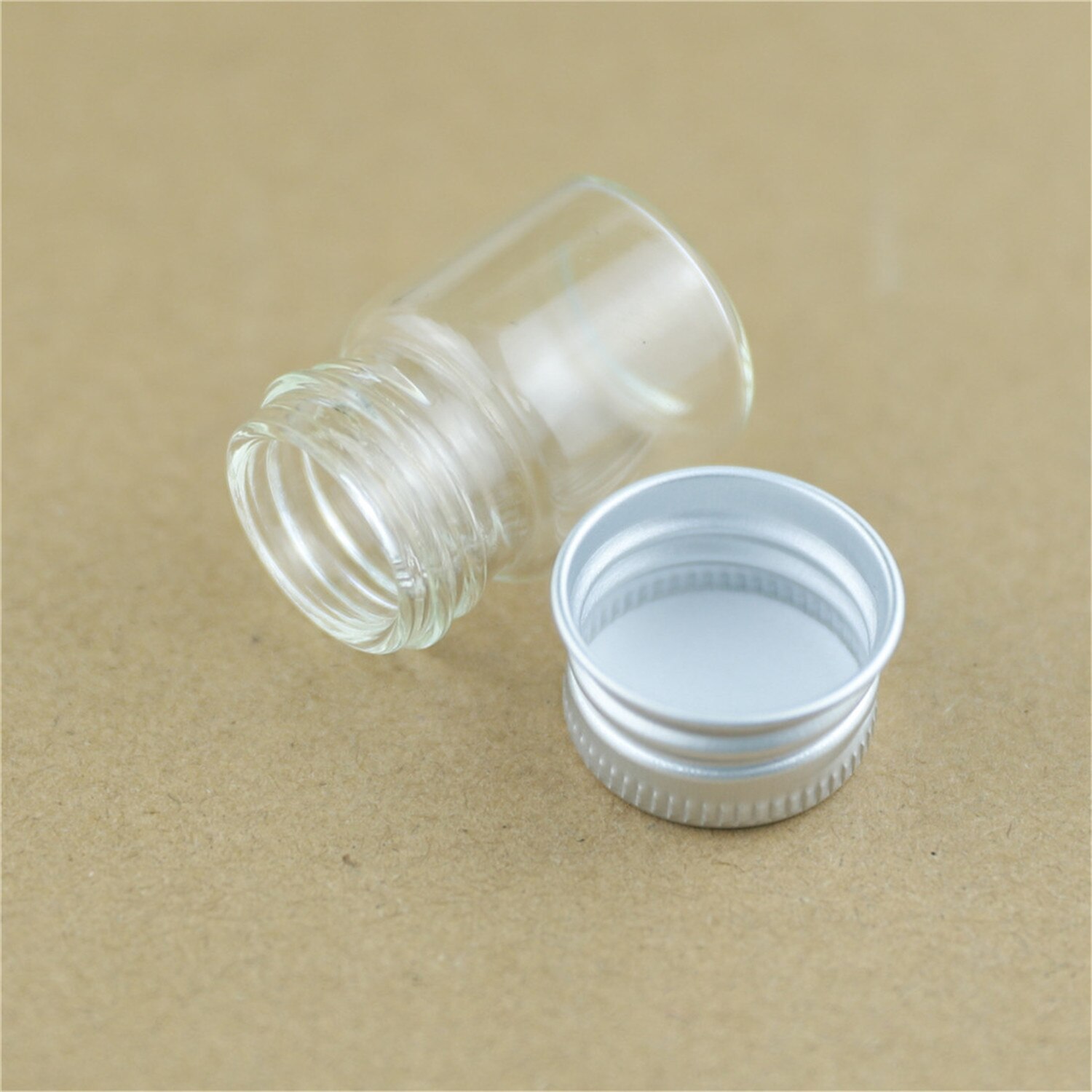 50 st/lot 22*30mm 5ml små glasburkar flaskor silver skruvkork förvaringsburk minibehållare genomskinliga glasflaskor flaskor