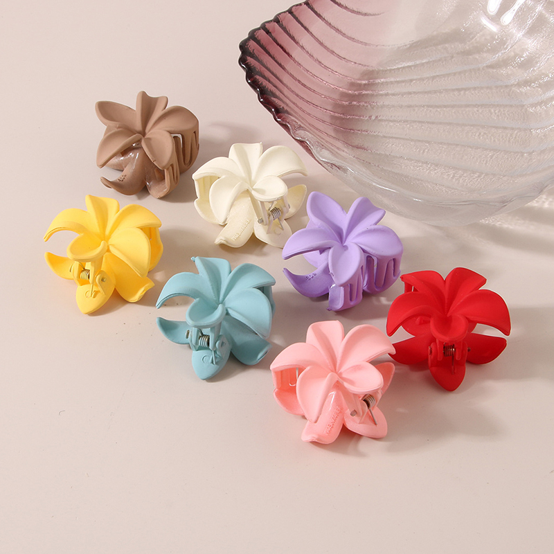 4CM Frauen Kunststoff Haarspangen Süße Und Niedliche Plumeria Blume Form Haarnadel Shark Clip Haar Zubehör Matte Einfarbig Stil