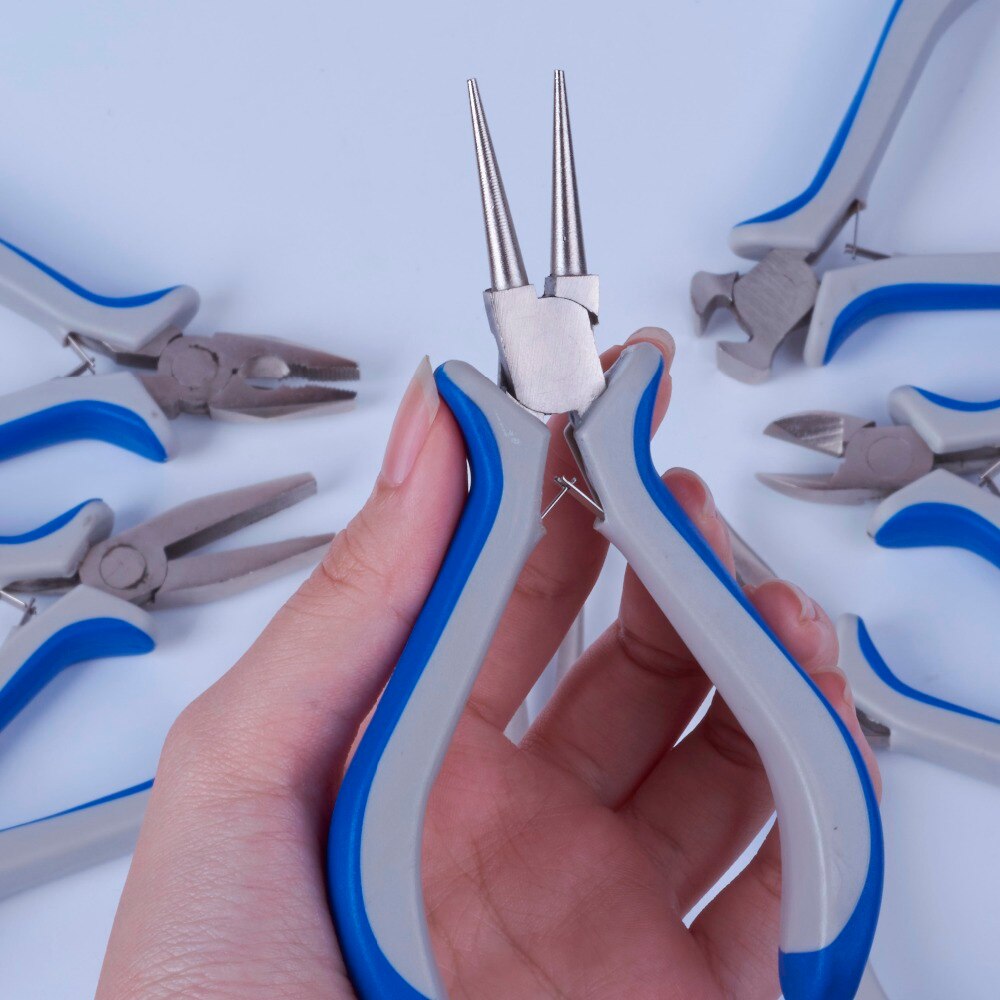 Een set van acht sieradentangen, een ronde bekkentang met gebogen bekken, een lange kettingbek met platte bekken, een zijkniptang en een eindkniptang voor doe-het-zelfgereedschap