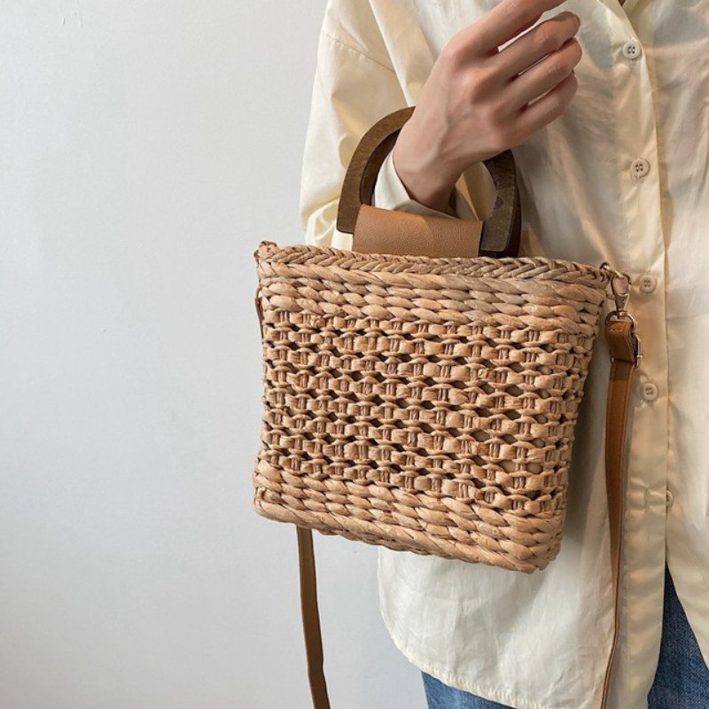 Handbediende geweven tas met houten handvat Zomer Cool Nieuw licht Luxe Mode Strand Vrije tijd Reizen Crossbody Handtas Schoudertas