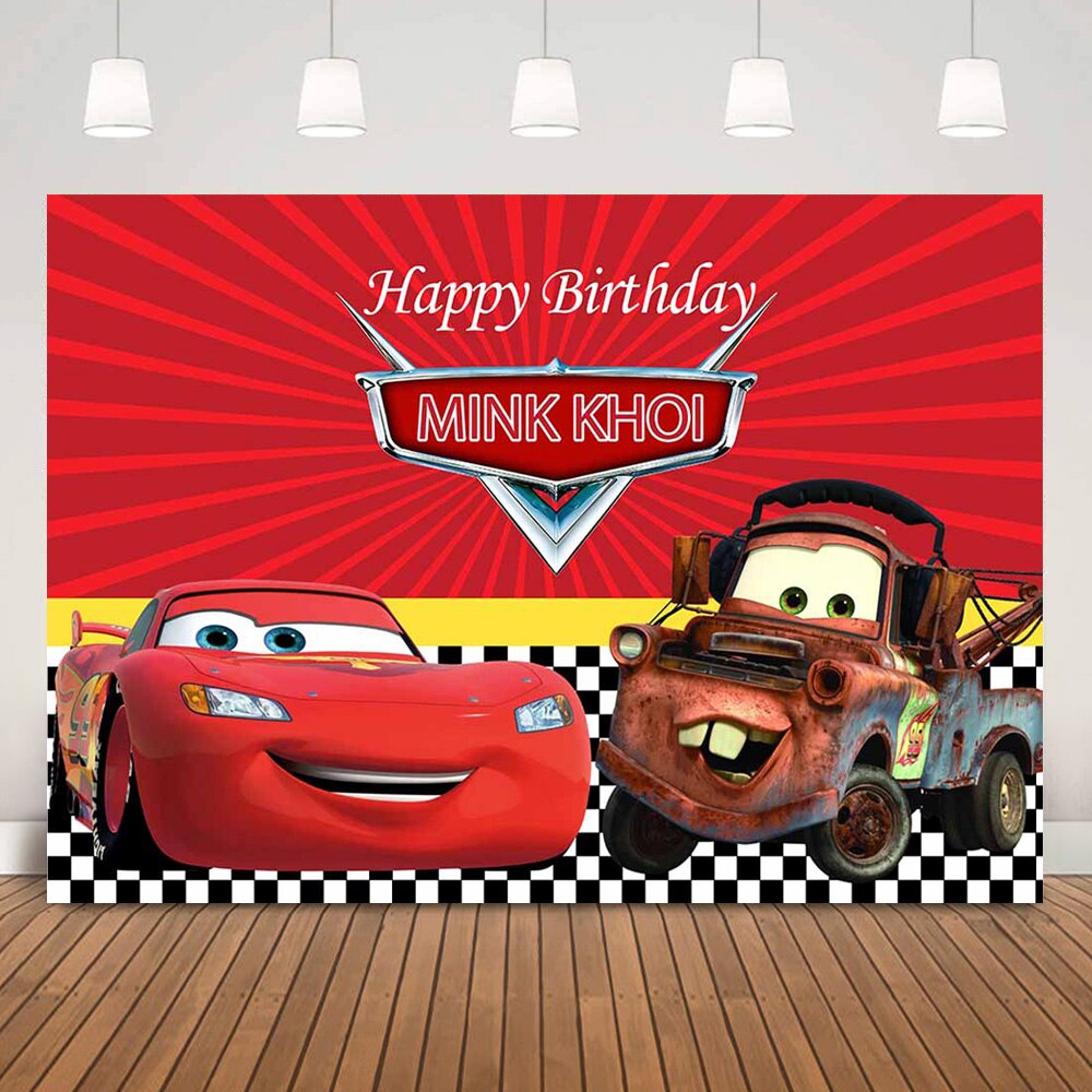 Cartoon Kinderen Jongen Gelukkige Verjaardag Achtergrond Voor Party Decoraties Rode Racewagen Strepen Verjaardagstaart Tafel Achtergrond
