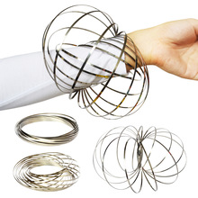 Verbazingwekkende Flow Ring Speelgoed Kinetische Lente Speelgoed Grappig Outdoor Game Intelligent Speelgoed Metalen Fidget Spinner Magic Hand Ring Spinner