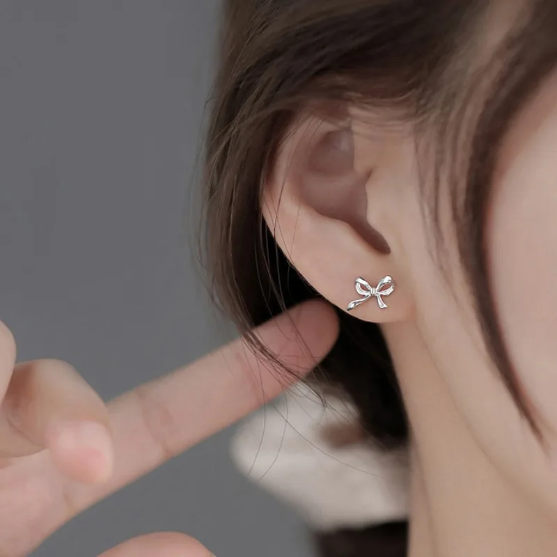1 par søde, søde sløjfeøreringe til kvinder, koreanske sølvfarvede båndøreringe, enkle, minimalistiske ørepiercingsmykker