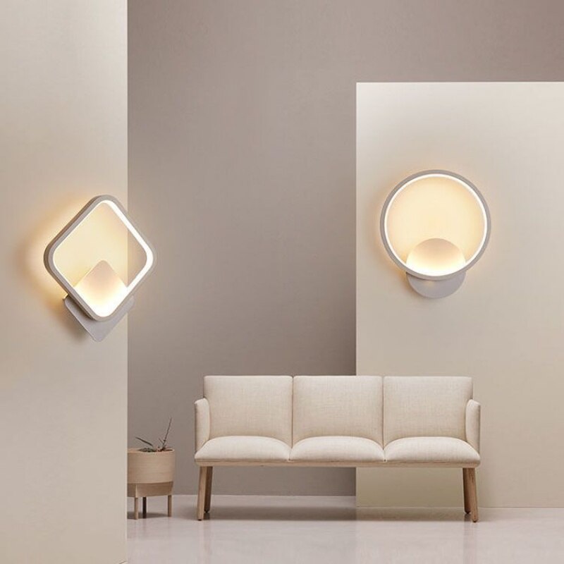 ledet vegglampe moderne stue soverom nattbord hvit ledet lampett sirkel gevir plommeblomst midtgang korridor vegglampe