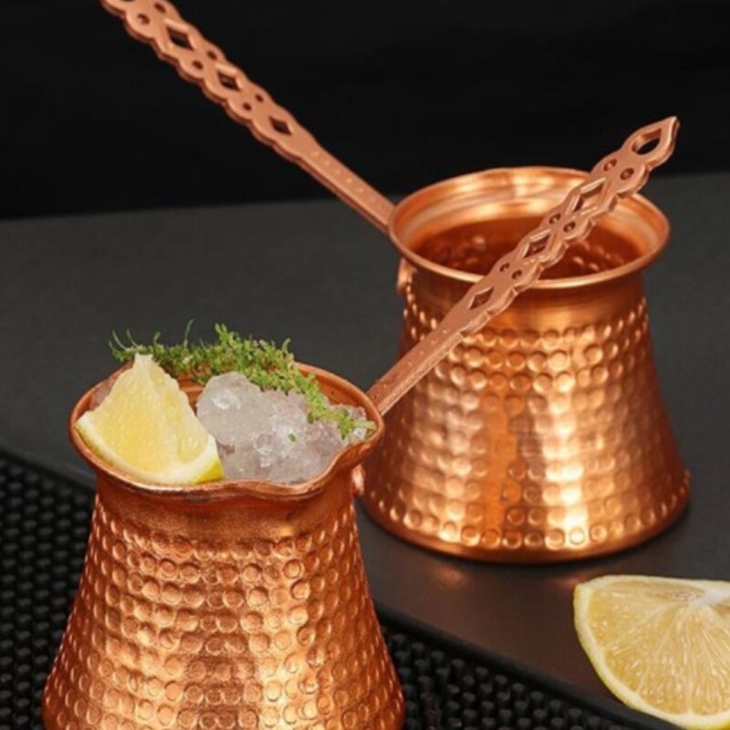 Turkse turkse koffiepot, turkse koffie, turkse koperen koffiezetapparaat voor turkse cezve, cafetaria, metalen handvat cevze