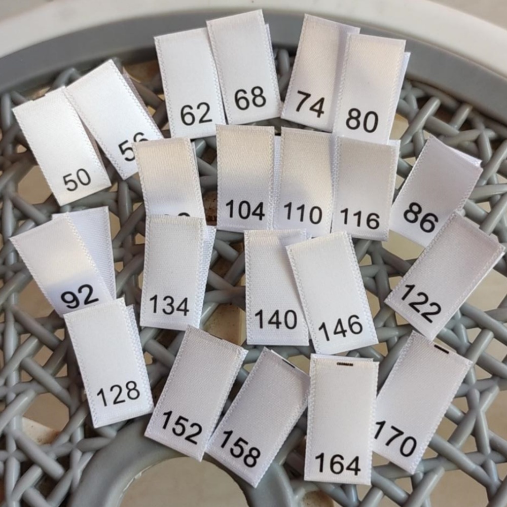 50 stks Satijn Maat Label voor baby 74 80 86 92 98 104 110 116 122 134 140 146 152 158 164 170 Print Sizing Labels