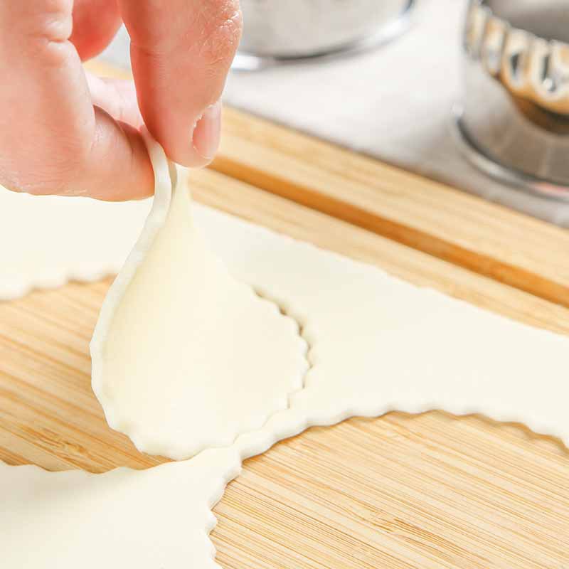 Three-piece large, medium and small stainless steel round flower shaped dumpling skin kitchen gadget cutting