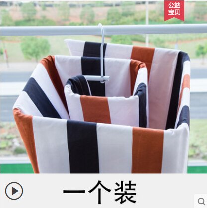 Étagère à Vêtements Triangulaire Créative Dans Les Magasins