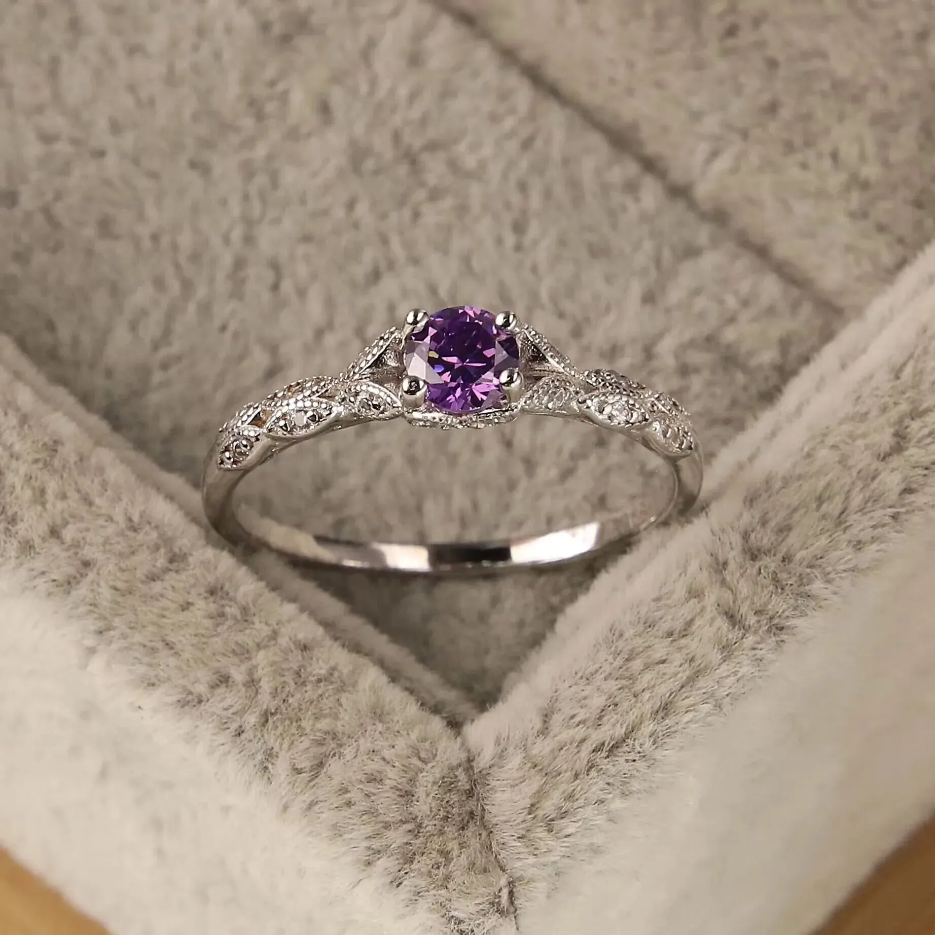 Anillo de plata ligero de lujo con circonita amatista para mujer, anillo con temperamento de gema de simple europea y americana: 10 / Blanco