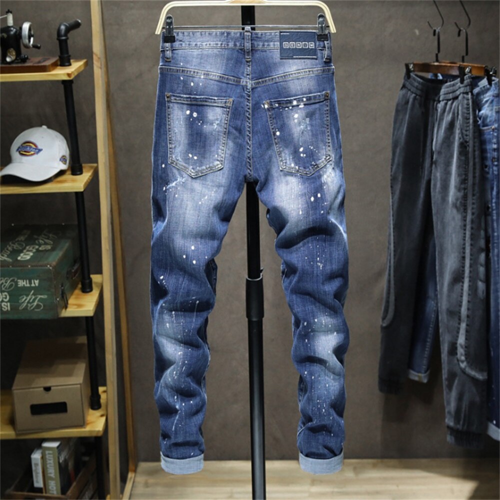 Eh · Md®Mannen Gescheurde Jeans Leer Hanger Versierd Broek Inkjet Wit Dot Geschilderde Letters Slim Katoen Rode Oren Zachte