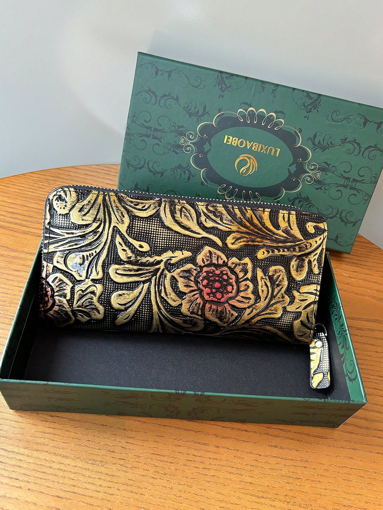 High-end retro carved long women's wallet, fashionable and leather carved flower wallet clutch, can hold mobile phone, m: Gold