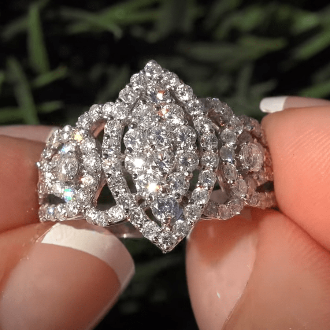 Los anillos de compromiso de mujer elegantes y brillantes son la decoración perfecta para banquetes festivos creativos y exquisitos.: 7 / Gris