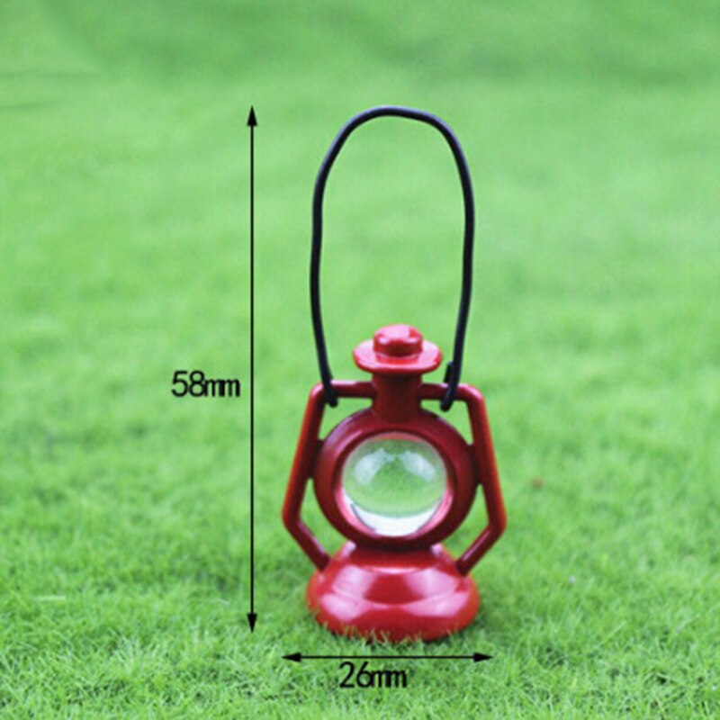 Nuovo 1: 12 in Miniatura Casa Delle Bambole Rosso Cherosene Lampada di Olio per Blyth BJD Casa di Bambola Decorazione Accessori Giocattoli per I Bambini