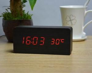 Mode Houten Wekkers Met Thermometer Eenvoudige Rechthoek Tafel Klokken Led Sound Control Desktop Decoratie Klok: black red