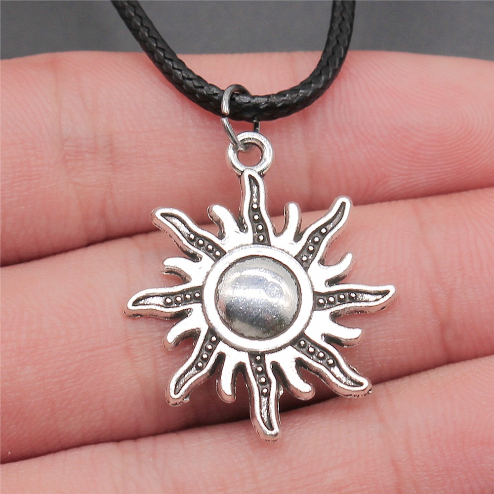 30 estilos Unisex amuleto Wicca joyería sol Luna estrella pentagrama colgante collar cordón de cuero negro: Pistola negra plateada