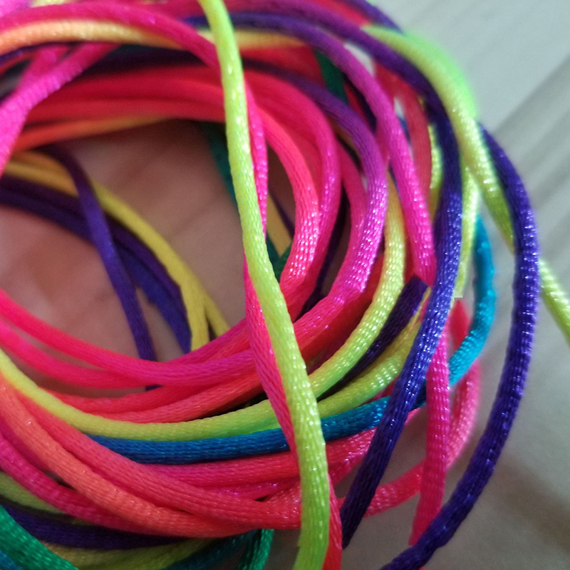 Le vieux jeu du doigt amusant torsion chaîne arc-en-ciel couleur corde chaîne avec enfants macramé cordon Ztringz arc-en-ciel