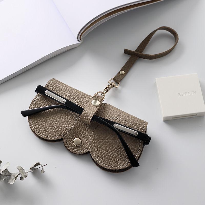 Brillenhülle mit Litschi-Prägung, niedlich, zum Aufhängen, PU-Leder, Sonnenbrille, Lesebrille, Aufbewahrungstasche, tragbarer Reise-Brillenhalter: Kakifarbig