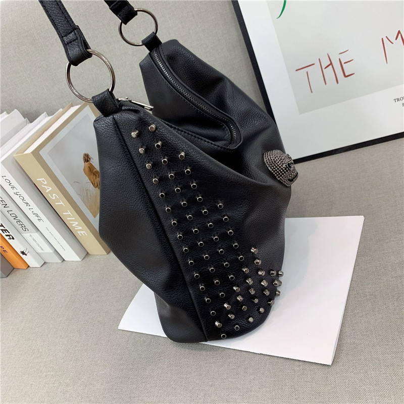 Punk skull borse a tracolla da donna grande capacità moda rivetto borsa da donna in pelle PU nera hobos femminile borse a tracolla bit tote