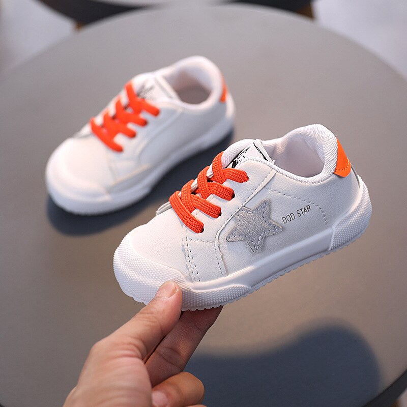 Zapatillas de deporte para niños y niñas, zapatos antideslizantes de fondo suave, cómodos, planos e informales, color blanco: Orange / 26