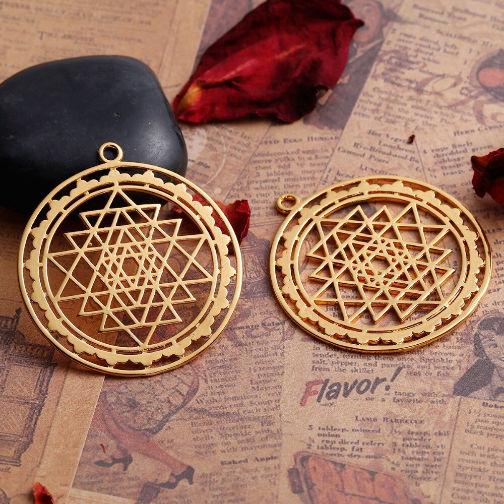 DoreenBeads-colgantes huecos de meditación, piezas de joyería DIY, de cobre, plata, color dorado, de silicona, de espray Yantra, 45mm x 40mm(1 5/8 "), 1 unidad
