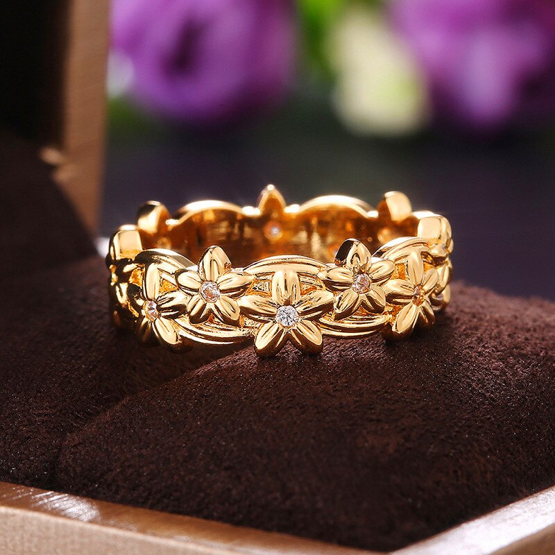 Luxury Female Metal Relief Flower Ring Charm Gold Color Wedding Ring Charm White Round Crystal Engagement Rings For Women