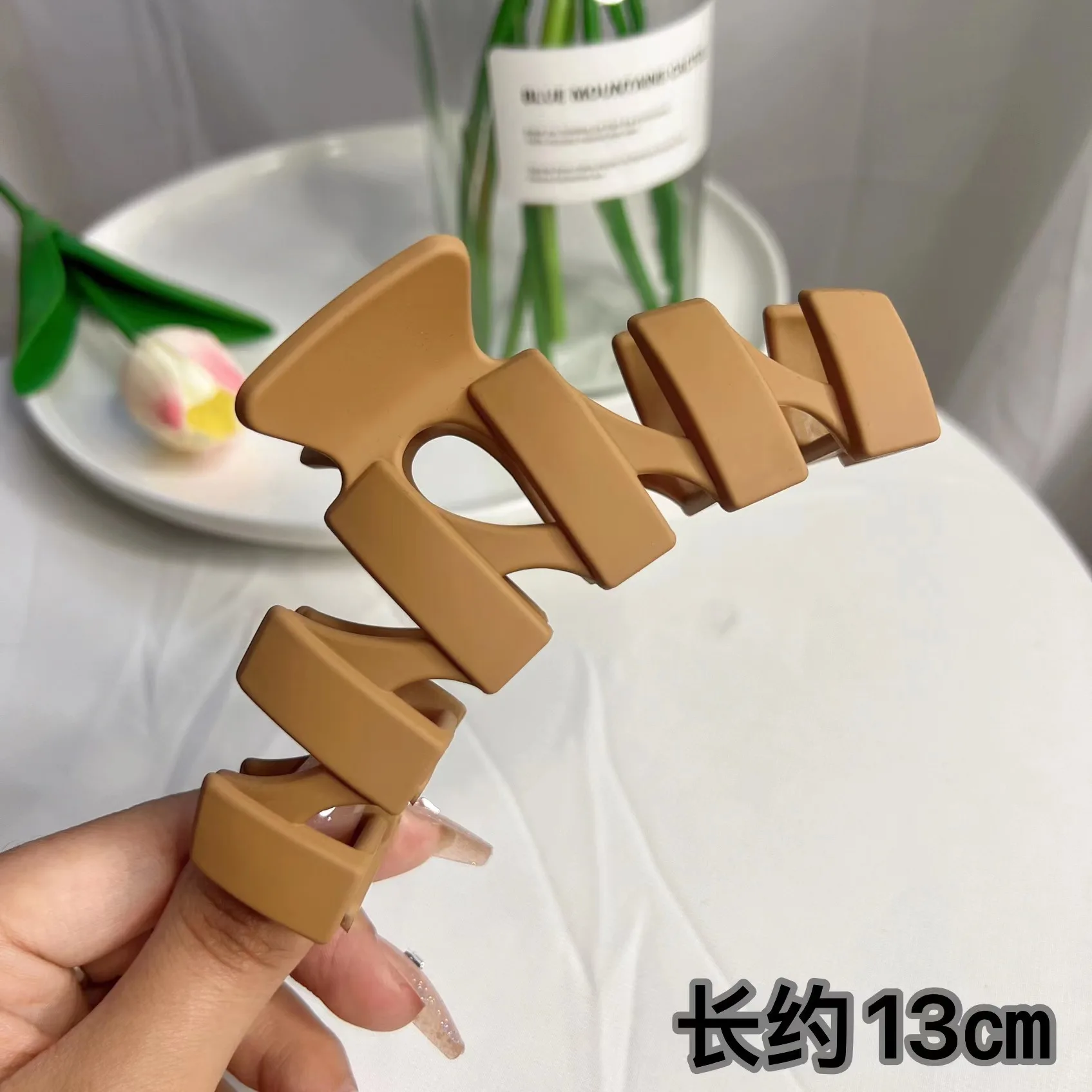 butikk, overdimensjonerte akrylhårklo krabbehårspenner i massiv plast til kvinner, butikk haihårspenner, hårtilbehør til jenter: Melkehvit