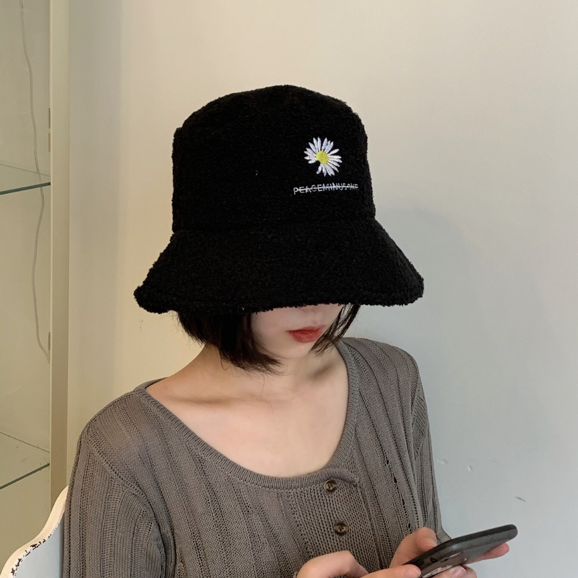 Sombrero de pescador de Cachemira para mujer, gorro redondo cálido de , de felpa de piel sintética, Retro, con letras estampadas, para invierno: Gris