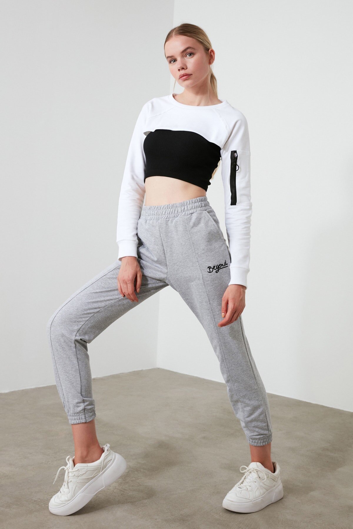 Pantalon de survêtement en tricot brodé Trendyol deuxaw21ea0049