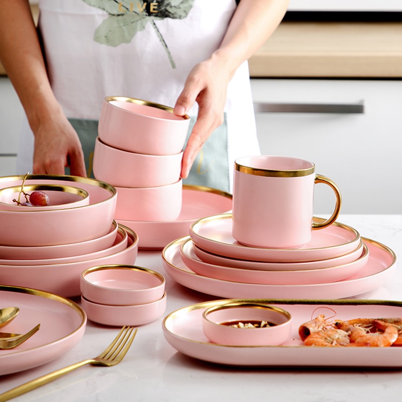 Pink keramisk porcelæn indlæg nordisk boligindretning porcelæn aftensmad tallerken suppeskål kop køkkenrestaurant redskaber guld