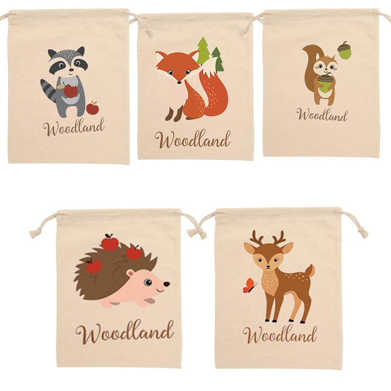 Table centre de table avec motif animaux bois et jungle, sac bonbons pour fête pour anniversaire, réception pour bébé, pour découvrir le genre, accessoires décoratifs présents