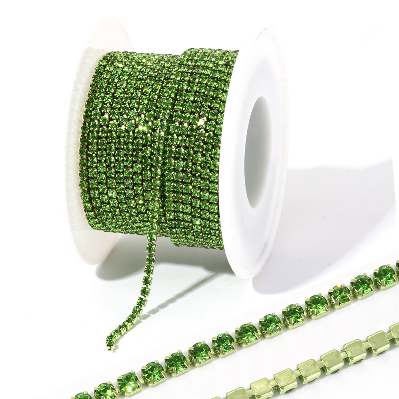 Zilveren ketting met strass-steentjes voor het maken van
