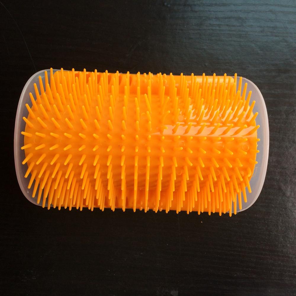 1 Pcs Corner Huisdier Borstel Kam Play Kat Speelgoed Plastic Scratch Haren Boog Massager Self Grooming Kat Scratcher: orange