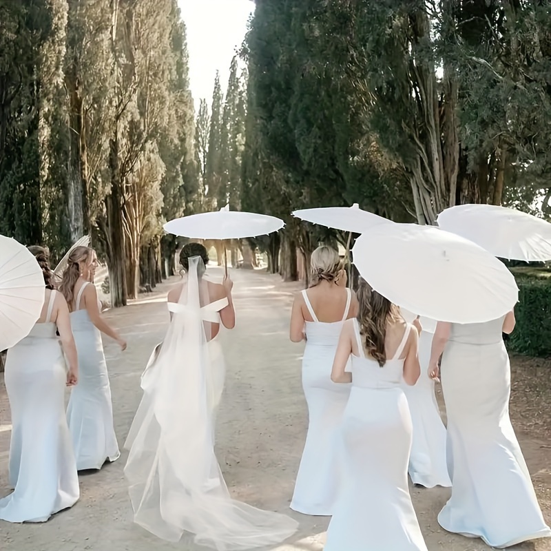 Un paraguas de papel blanco para decoración de bodas: sombrilla nupcial tradicional china hecha a mano, accesorio para fotografía y accesorio de