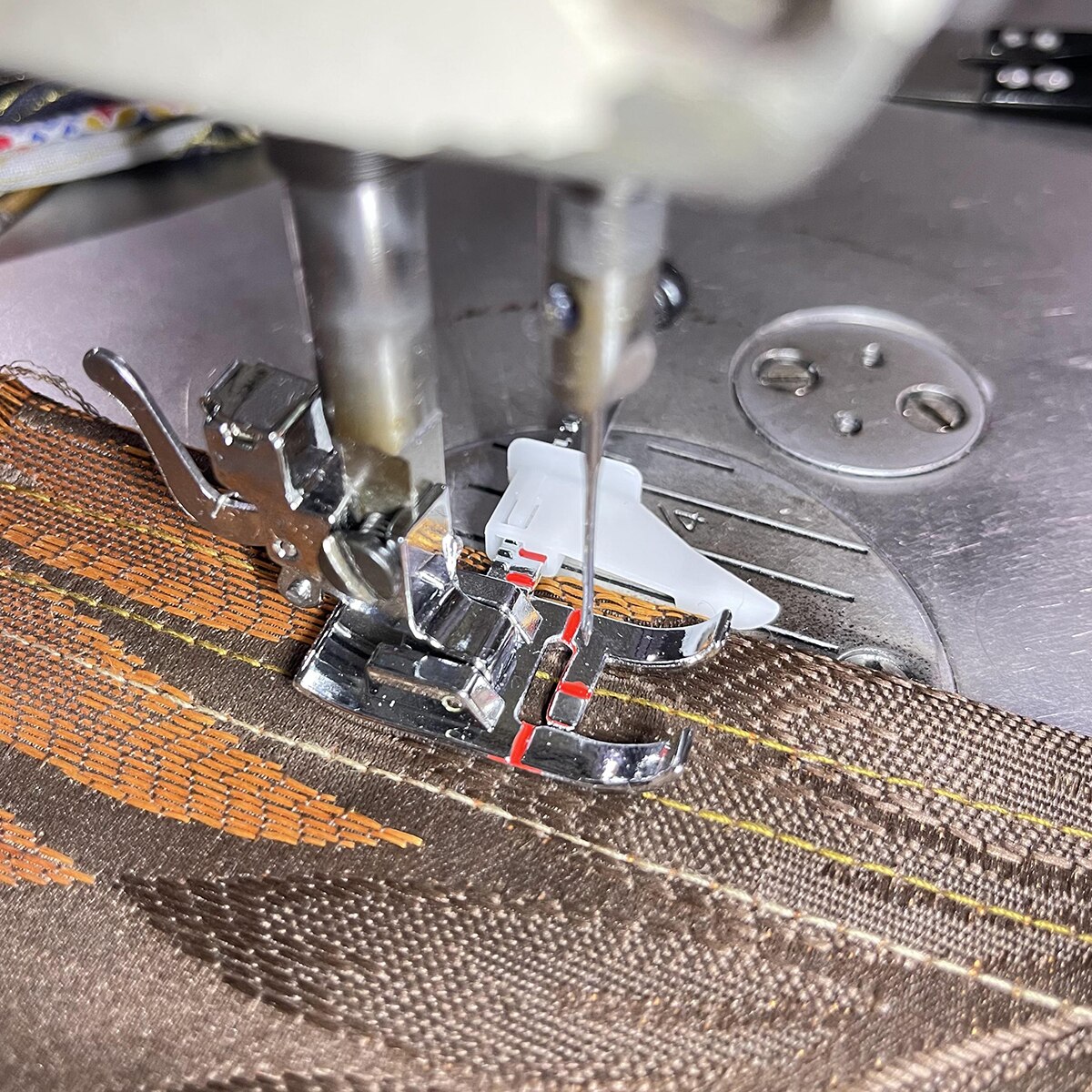 1Pc Sewing Machine accessories Adjustable Guide Presser Foot and Snap-on Adjustable Bias Binder Foot for Brother, Singer 22740-