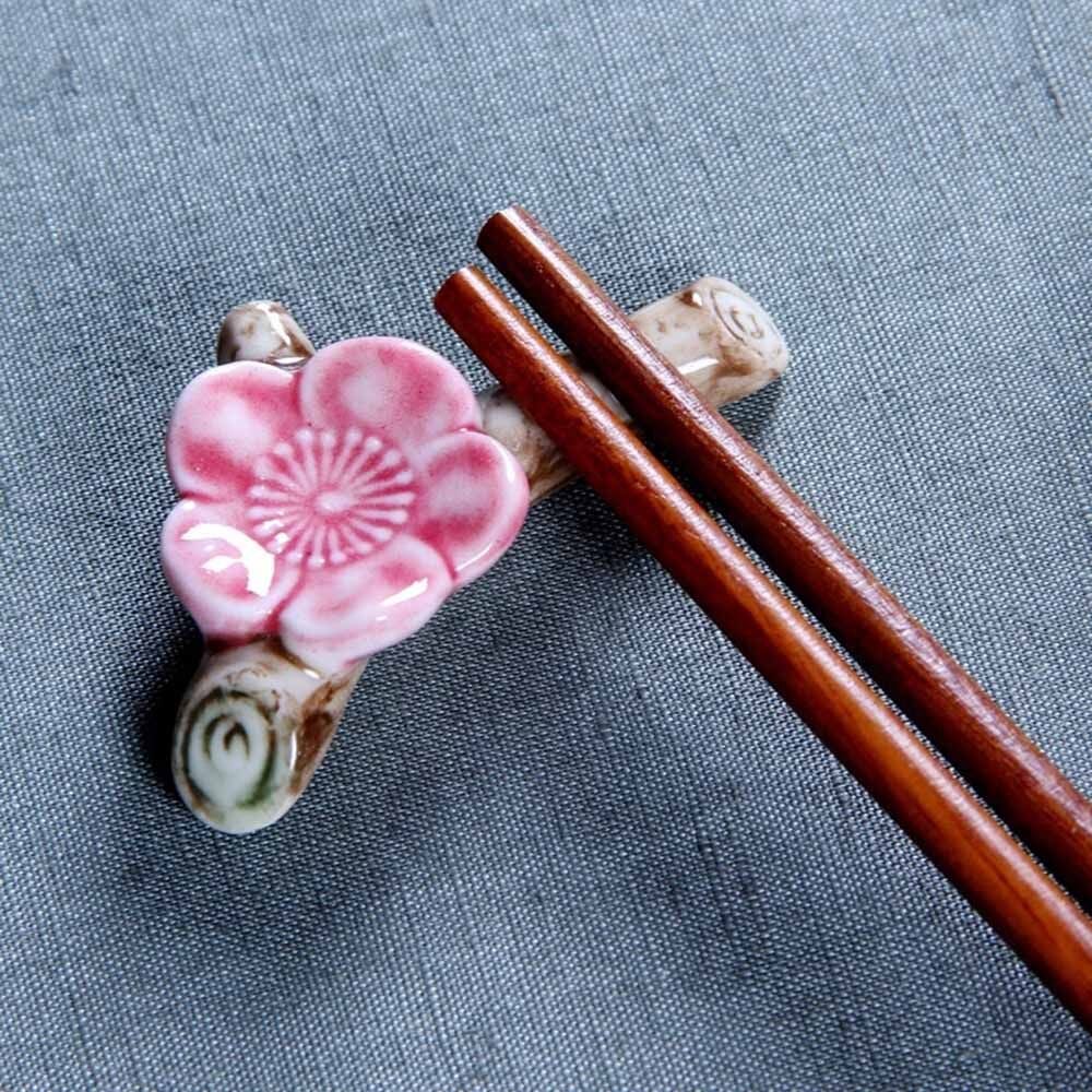 1 unidad de soporte para cuchillos y cuchara de porcelana con apoyo de flor de ciruelo y palillos, soporte de cerámica para decoración de fiestas y cenas