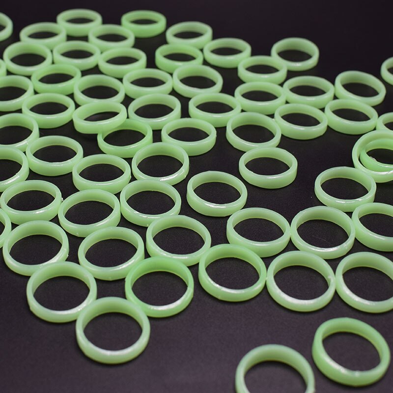 50 pz/lotto gioielli anelli luminosi gioielli fluorescenti carino bagliore di plastica nel buio anello di barretta festa di Halloween