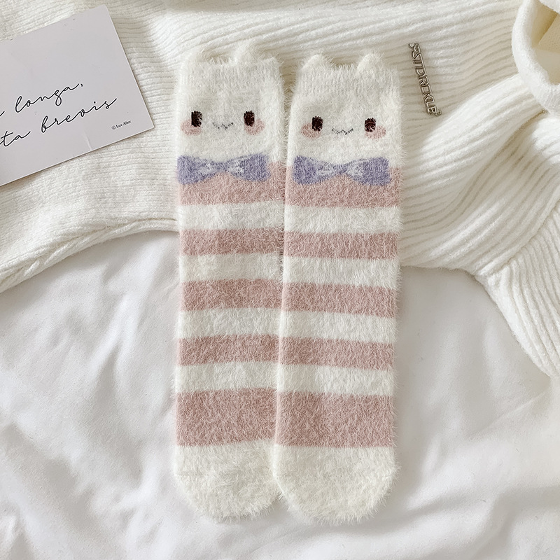 Calcetines de visón de imitación con lazo de conejos rosas dulces, calcetines cálidos de felpa para dormir en casa, calcetines de tubo peludos bonitos de dibujos animados japoneses Ins: Verde militar