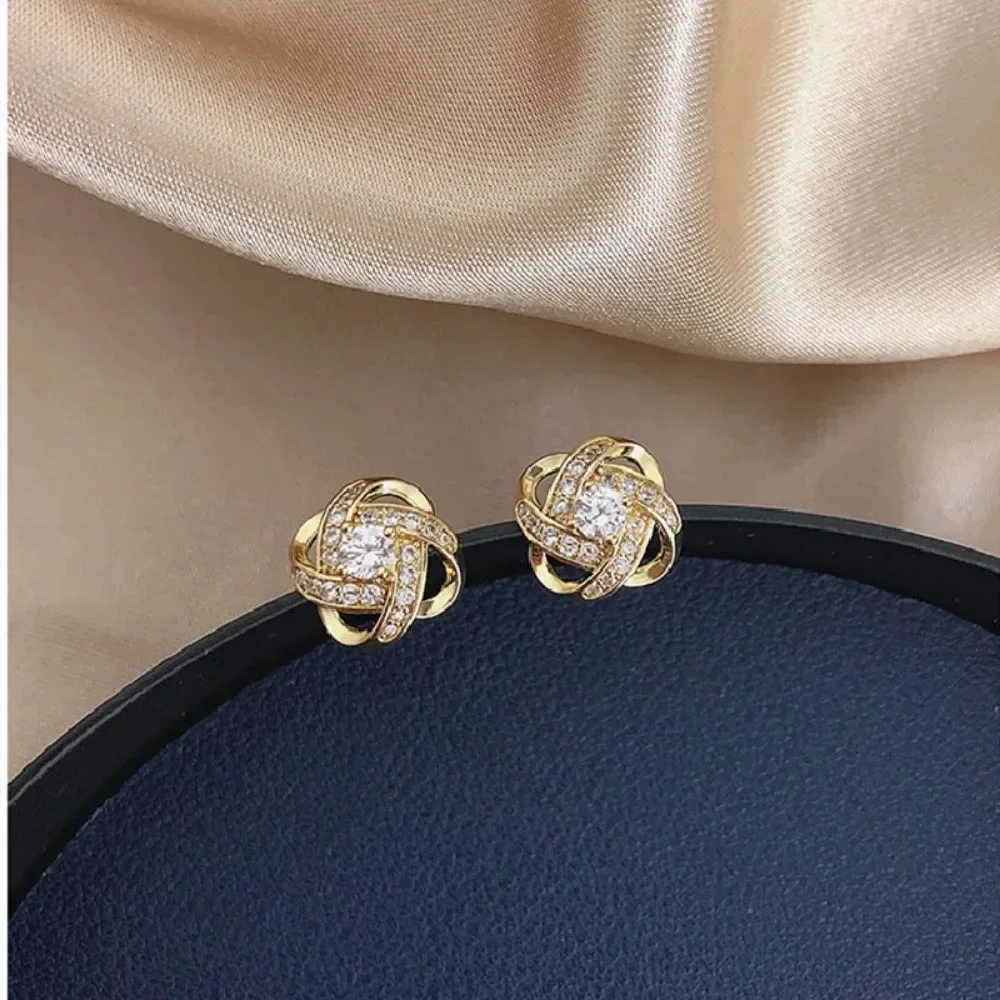 Dames oorbellen met lichte, luxe zirkonia steentjes, eenvoudige kruisvormige holle geometrische oorbellen, prachtige oorsieraden voor bruiloften en feesten.
