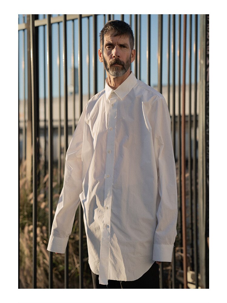 Heren en dames halflang profiel gerafeld wit overhemd niche merk los en eenvoudig overhemd